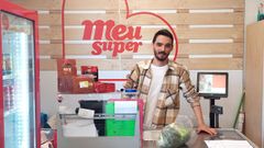 Tiago, cajero en un supermercado de barrio en Oporto