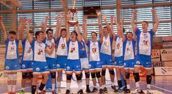 Los j�venes jugadores boirenses celebraron el triunfo arropados por sus familiares y vecinos. 