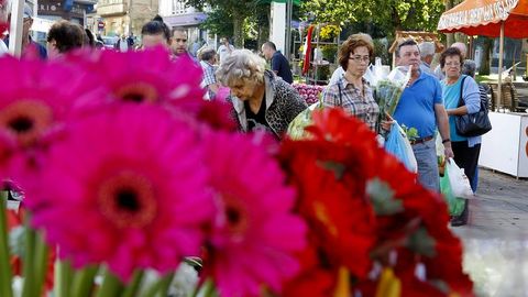 Flores para difuntos, ayer, en la feria de Carballo.