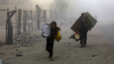 Residentes en la ciudad del Gaza evacan una zona bombardeada por el Ejrcito de Israel