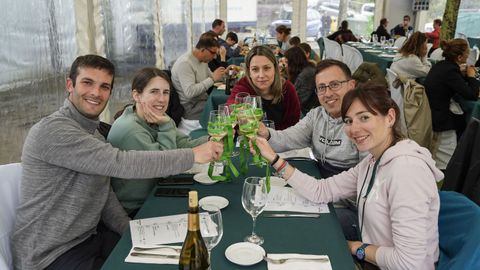 Comensales en el restaurante de la Feira do Vio do Ribeiro