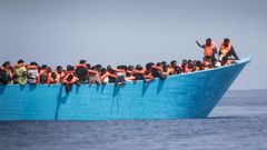 Una patera con 130 migrantes procedente de Libia, rescatada por Open Arms.