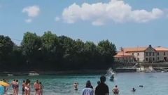 Un arroaz acr�bata en una playa en Mar�n