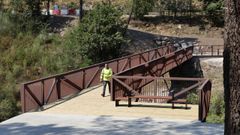 Pasarela peatonal sobre el r�o Lo�o� en el parque de Cachamu��a (O Pereiro de Aguiar).