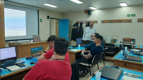 El buque cuenta con aulas con material audiovisual.