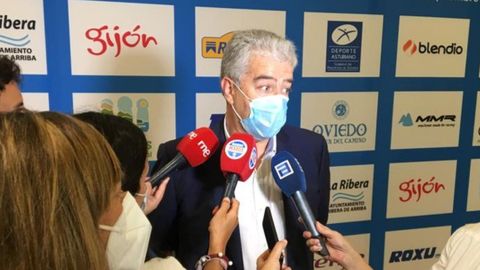 Ulpiano Nosti, director de carrera, atendiendo a los medios de comunicaci�n asturianos esta ma�ana en Oviedo