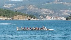 Los remeros de Esteirana, regresando a tierra con las tres ocupantes del kayak