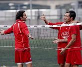 Rafa Garc�a, con Pav�n y el ya ex rojiblanco Tena en una sesi�n de f�tbol tenis.