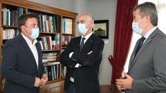 El presidente de la Diputaci�n,  Valent�n Gonz�lez Formoso, con el director de Negocio en Galicia, Asturias y Le�n de Abanca, Lino Comesa�a; y el director de Banca Institucional de Abanca, Santiago Novoa