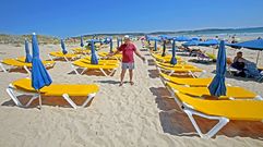 Carlos Casta�o, con la flota de hamacas que tiene desplegada en la playa de A Lanzada.