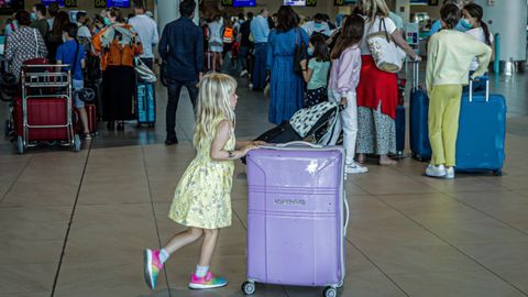 Los brit�nicos se agolpan en el aeropuerto de Faro cuando interrumpen sus vacaciones en el Algarve para regresar a casa debido a las nuevas reglas de cuarentena del gobierno brit�nico
