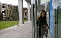 Una estudiante accede a la residencia As Burgas, cuya entrada principal a�n est� vallada.
