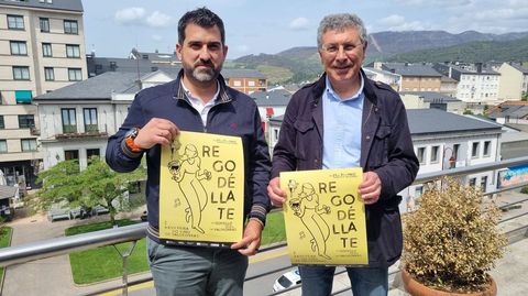 Marcos Prada y Aurentino Alonso, con sendos carteles de la Feira do Vi&ntilde;o de Valdeorras.