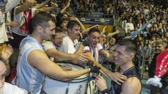 Barcello celebra con aficionados del Obradoiro la victoria ante el Leyma en el derbi de la primera vuelta