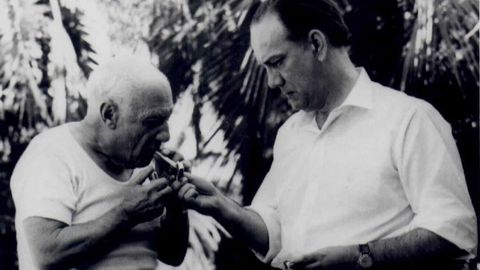 Picasso e Cela, fumando nos xard�ns da casa do pintor en Cannes, La Californie, en xu�o de 1960.