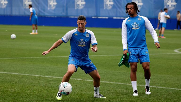 Sergio Escudero, con Lucas Noubi durante un entrenamiento en el D�por Training Center de Abegondo.