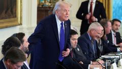 Trump durante la reuni�n con los dirigentes de las petroleras, al fondo Josu Jon Imaz, consejero delegado de Repsol,