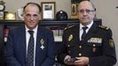 Tebas y el entonces comisario Villabona, durante el acto de entrega al presidente de la Liga de la medalla al merito policial, en febrero del 2016