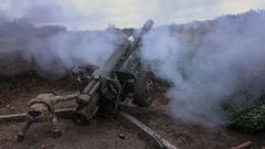 Un miembro del Ej�rcito ucraniano lanza obuses contra las tropas rusas en la regi�n de J�rkov
