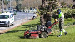 Trabajadores de jardines en la playa de Samil, en Vigo