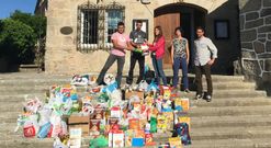 Ovidio Are�n y Alberte Lamazares entregaron en el consistorio de Rodeiro los alimentos y material escolar.