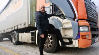Pablo P&eacute;rez, cooperativista y profesor de la autoescuela Fene Sport y presidente de la Federaci&oacute;n Gallega de Autoescuelas, este jueves en uno de los camiones con los que hacen las pr&aacute;cticas.