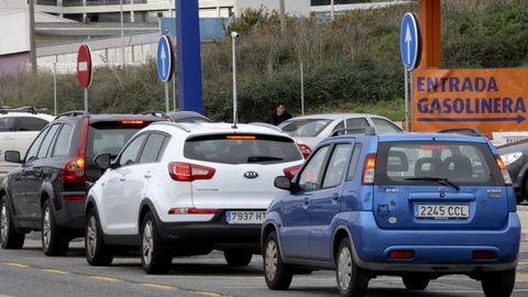 Colas para repostar gasolina este mircoles