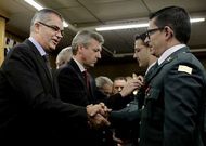 El delegado del Gobierno y el vicepresidente de la Xunta, ayer entregando condecoraciones. 