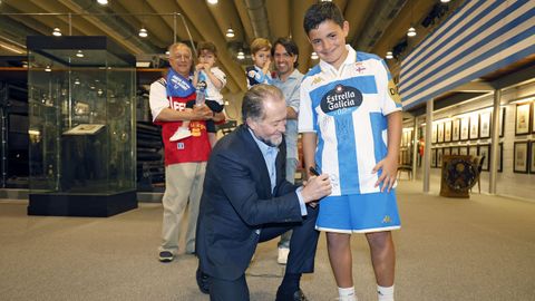 El presidente del Deportivo, Juan Carlos Escotet, firma un aut�grafo a un joven seguidor blanquiazul