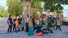 Los voluntarios, tras participar en la limpieza del r�o Arnoia