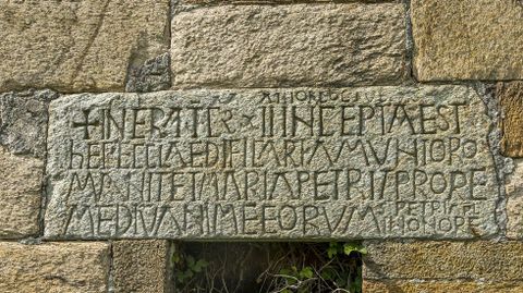 Lápida con una antigua inscripción en la iglesia de Valverde