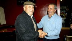 Un efusivo apret�n de manos marc� el reencuentro entre Paco Arias (izquierda) y Chucho Fern�ndez