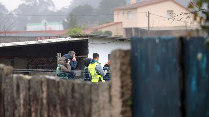 Agentes de la Guardia Civil el domingo en la casa de la v�ctima en Mos