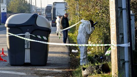 Agentes inspeccionando el lugar en el que apareci el cuerpo, en una imagen de archivo