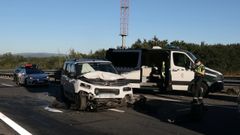 Imagen de uno de los veh&iacute;culos afectados en el accidente m&uacute;ltiple que cort&oacute; la A-54 en Lavacolla