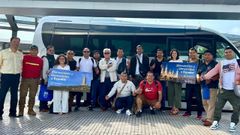 Una decena de peruanos a su llegada esta semana al aeropuerto de Vigo para trabajar en la provincia de Pontevedra