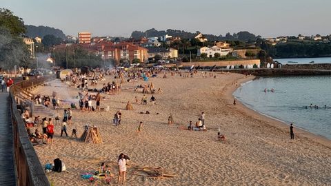 Preparacin de las hogueras de San Xon en la playa de Santa Cristina