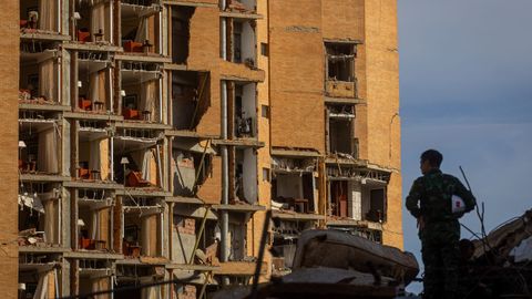 Un militar frente a un edificio destruido por el terremoto en La Guaira.