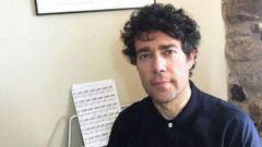 Xos� Migu�lez junto a su piano desde su casa, en Nigr�n