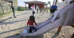 Ni�os que estudiaron en Fontemoura piden a sus padres volver a la escuela, ya clausurada. 