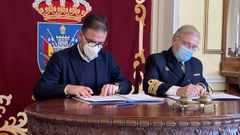 El alcalde, �ngel Mato, y el almirante, Ignacio Frutos, en la firma