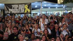Reunin de israeles en la plaza de los rehenes de Tel Aviv.