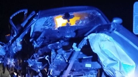 El coche sufri graves desperfectos al colisionar contra el microbs