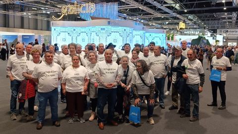 Fotografa de grupo delante del puesto de Galicia en el pabelln de Ifema, en Madrid