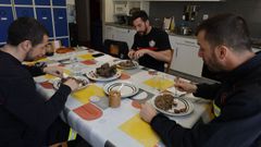 Bomberos del parque viveirense en la comida del d�a de Navidad