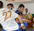 David Garc�a intenta penetrar entre dos jugadores del Teucro durante la final de ayer. 