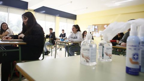 Alumnos de segundo de Bachillerato del Perdouro, este lunes por la ma�ana, de vuelta a las aulas
