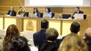 La consejera de Transici�n Ecol�gica y presidenta de Cogersa, Nieves Roque��, en el centro de la imagen, durante la reuni�n de la junta universal del consorcio celebrada en Ser�n.