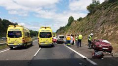 El coche qued� destrozado y fuera de la calzada
