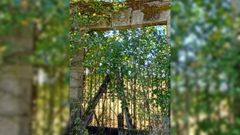 En lo alto de un port�n de acceso a la finca de A Granxa se conserva el s�mbolo de los jesuitas